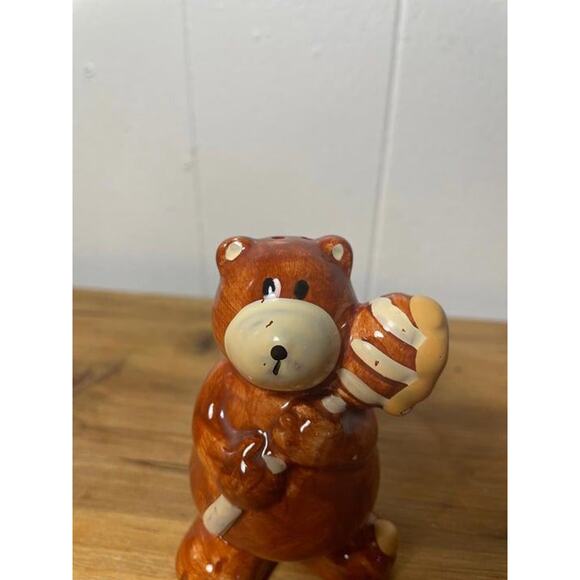 Bear and Honey Hive Salt and Pepper Shaker - Picture 2 of 9